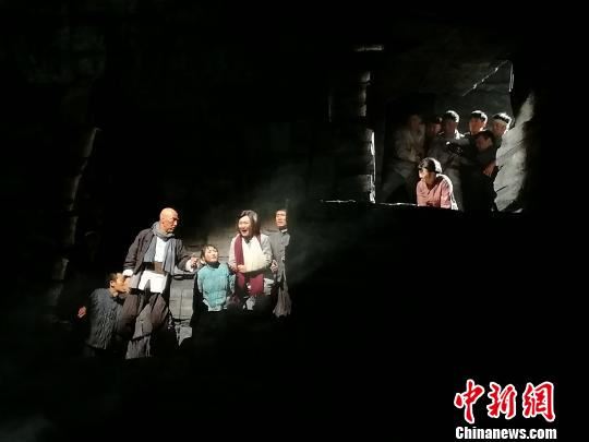以沂蒙山革命根据地党政军民“水乳交融、生死与共”的革命历史为创作背景的民族歌剧《沂蒙山》19日在山东济南首演。　孙婷婷 摄