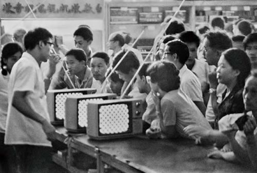 1981年，北京西单商场，抢购电视机。受访者供图